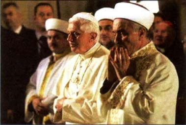 Bento XVI rezando como um muçulmano virado para Meca.